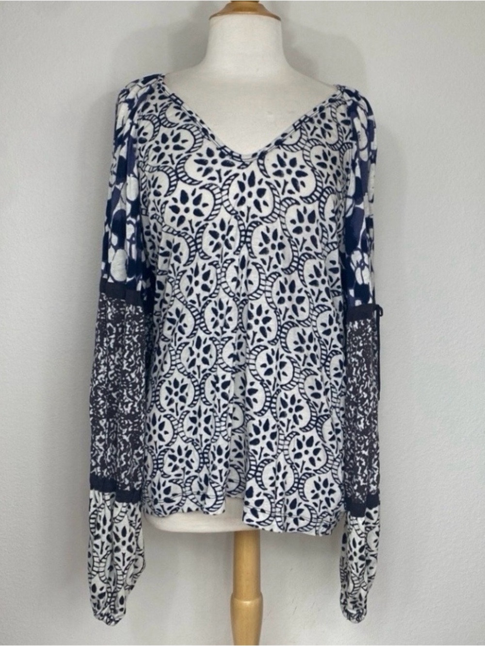 Free People Women Gray Navy Floral Soft Linen Mix Peasant Blouse Size Large Boho